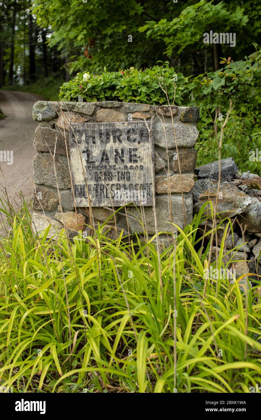 Dieses Schild fand ich vor einer kleinen Gemeindekirche in der Lakes Region von NH. Dies ist die Seenregion von New Hampshire USA. East Side Lake Winnipesaukee. Stockfoto