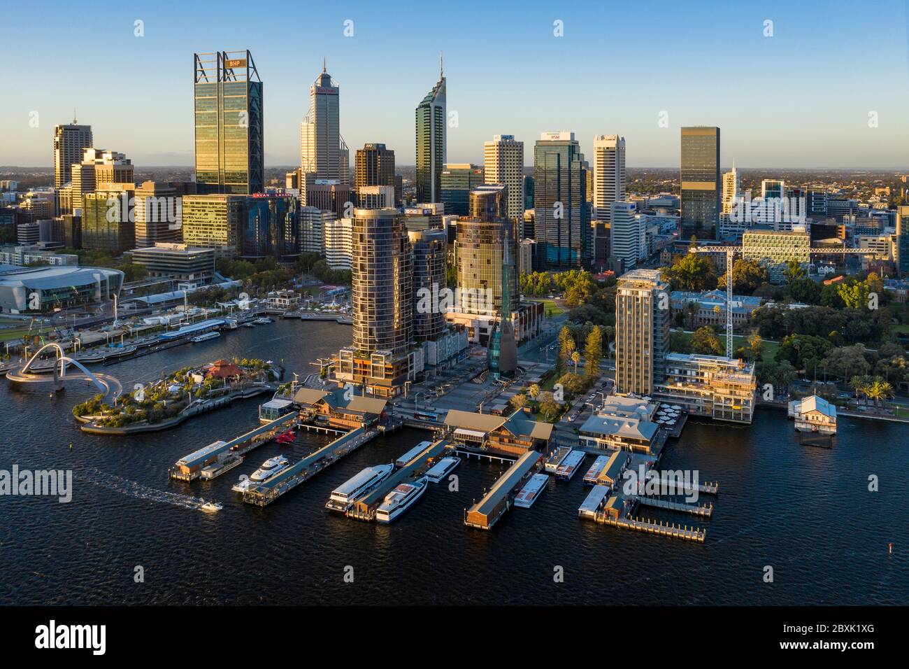 Perth Australien 5. November 2019: Luftaufnahme von Elizabeth Quay und der schönen Stadt Perth am Swan River in der Abenddämmerung Stockfoto