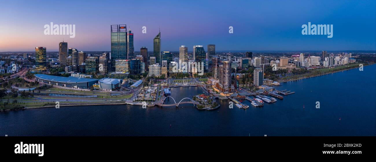Perth Australien 5. November 2019: Luftpanorama der schönen Stadt Perth am Swan River in der Abenddämmerung Stockfoto