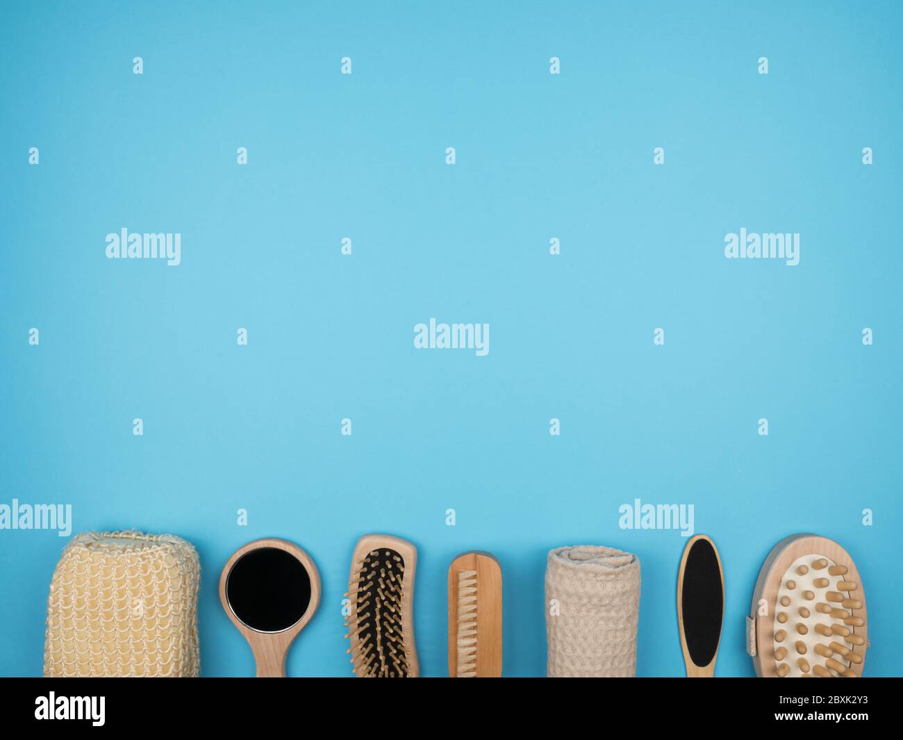 Schwamm, Pinsel und andere Hautpflege im Badezimmer auf blauem Hintergrund. Stockfoto