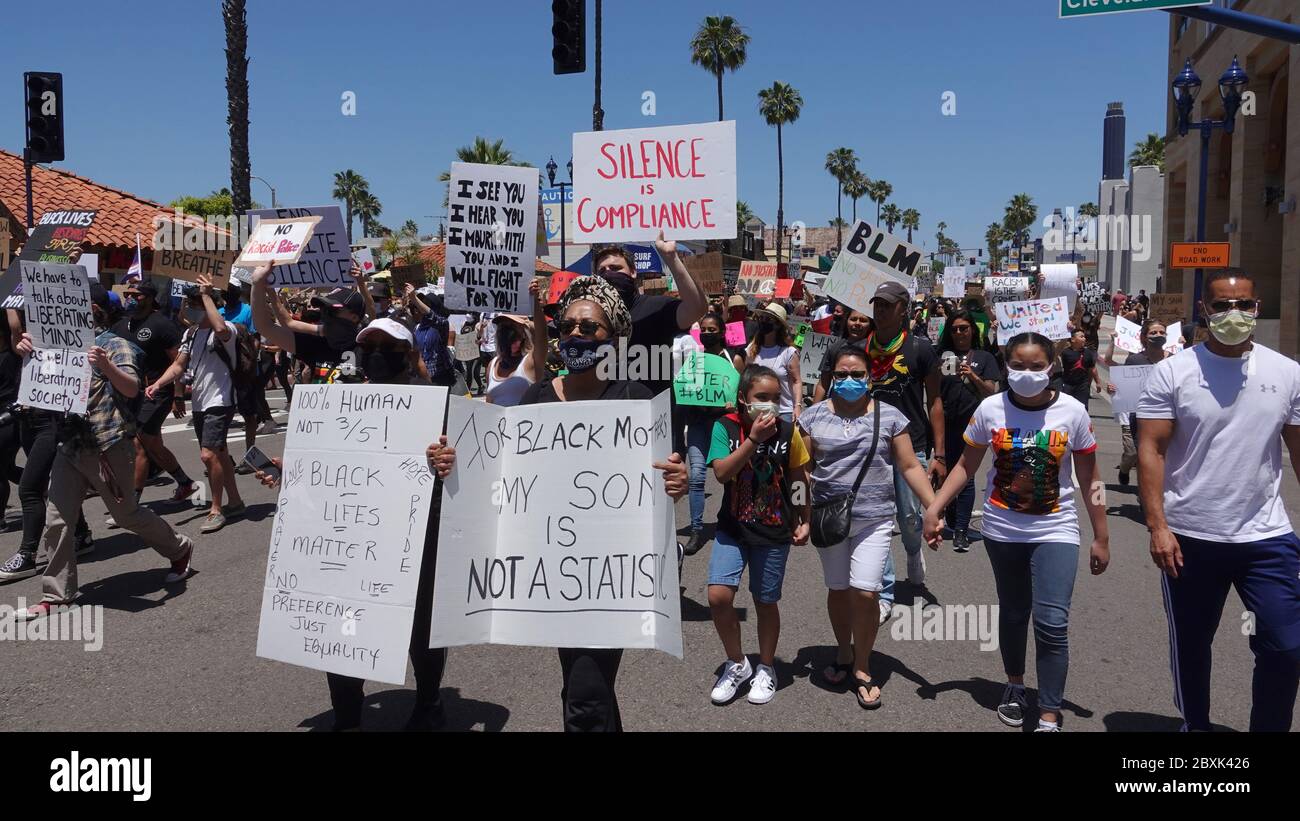 Oceanside, CA / USA - 7. Juni 2020: Demonstranten halten während eines friedlichen protestmarsches für Schwarze Leben im Landkreis San Diego ein Schild hoch. Stockfoto