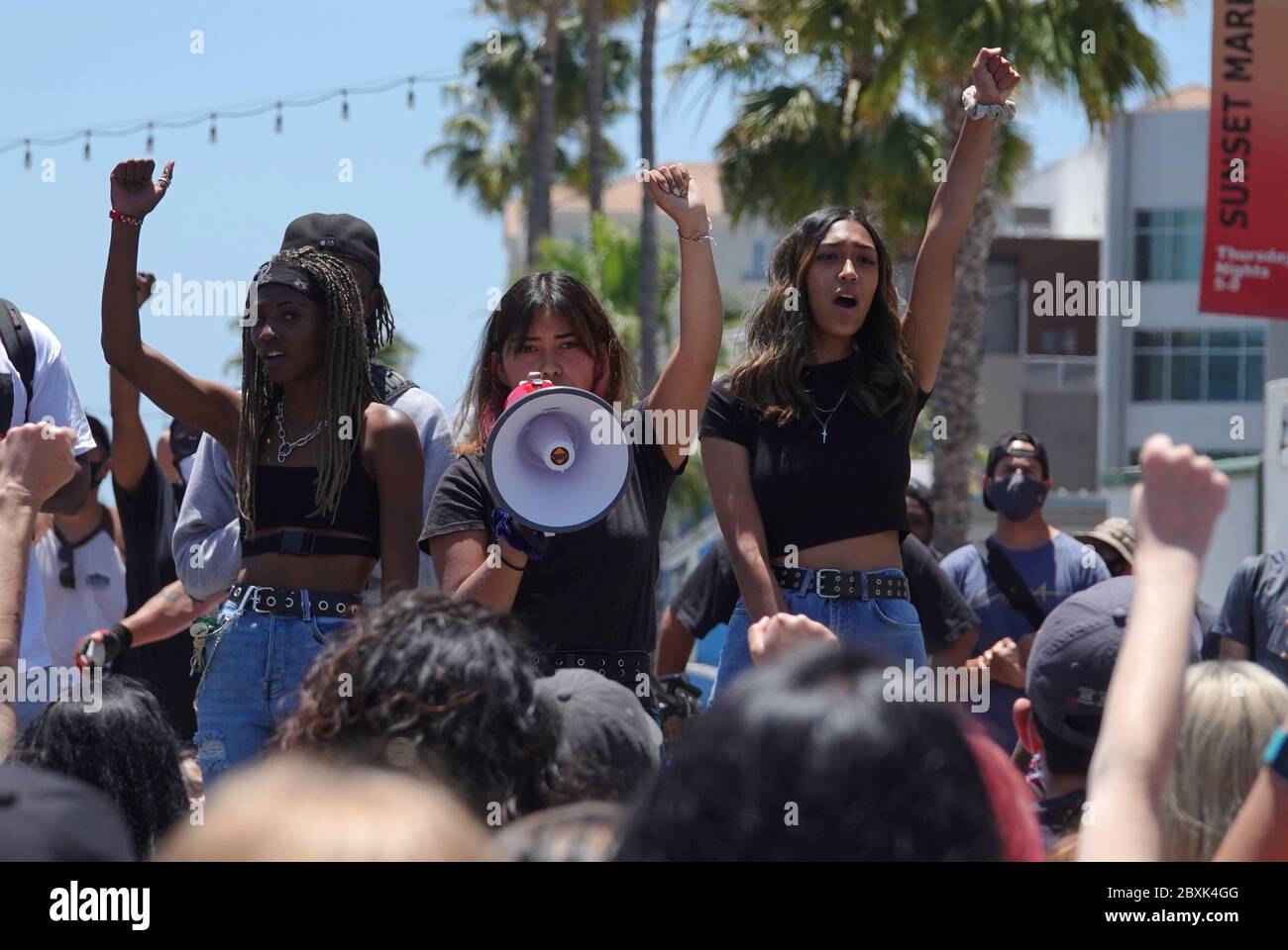 Oceanside, CA / USA - 7. Juni 2020: Die Organisatoren eines friedlichen protestmarsches "Black Lives Matter" sprechen mit stierkampfarena vor der Menge. Stockfoto