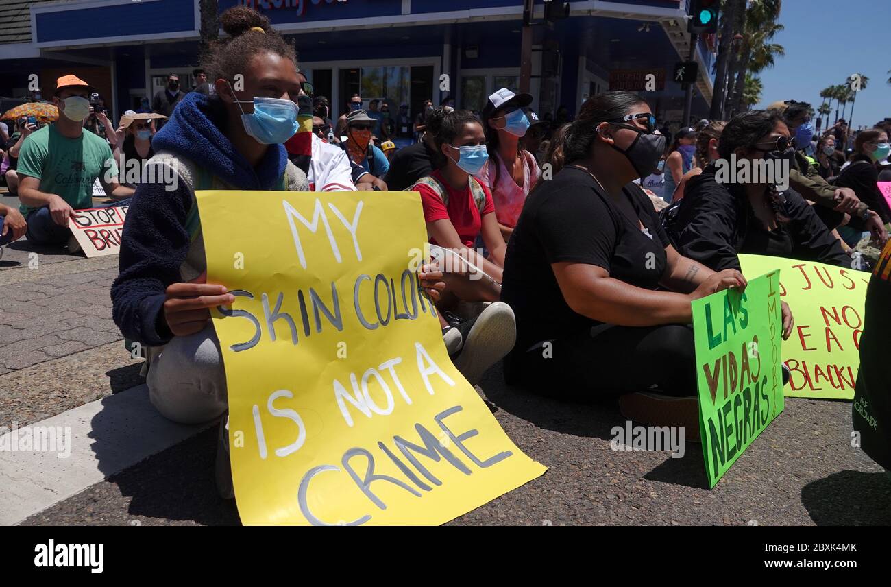 Oceanside, CA / USA - 7. Juni 2020: Frau hält ein Schild mit der Aufschrift "Meine Hautfarbe ist kein Verbrechen" während des protestmarsches von Black Lives Matter hoch. Stockfoto