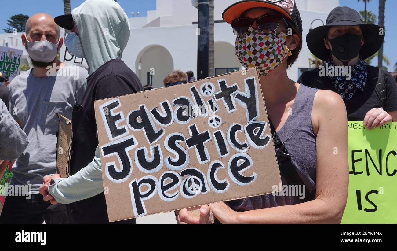 Oceanside, CA / USA - 7. Juni 2020: Demonstranten halten während eines friedlichen protestmarsches für Schwarze Leben im Landkreis San Diego ein Schild hoch. Stockfoto