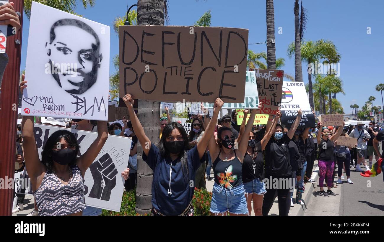 Oceanside, CA / USA - 7. Juni 2020: Demonstranten halten während eines friedlichen protestmarsches für Schwarze Leben im Landkreis San Diego ein Schild hoch. Stockfoto