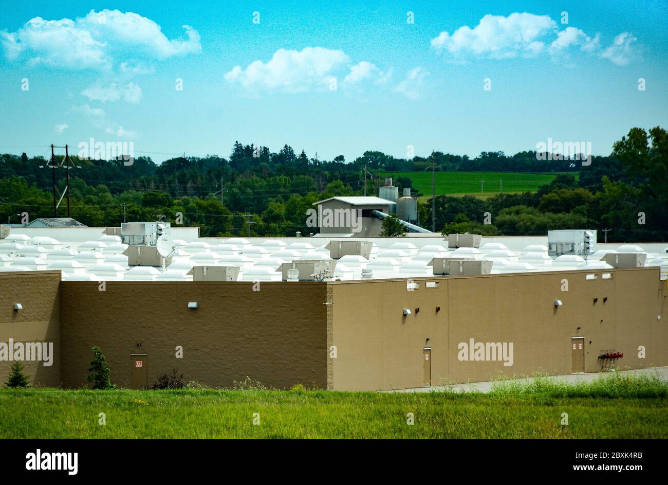 Ein Blick auf die neugierig und moderne Dachterrasse eines Sam's Club großen Box-Store in der Nähe von St. Cloud, mit Blick auf das ländliche Zentrum von Minnesota, Stockfoto