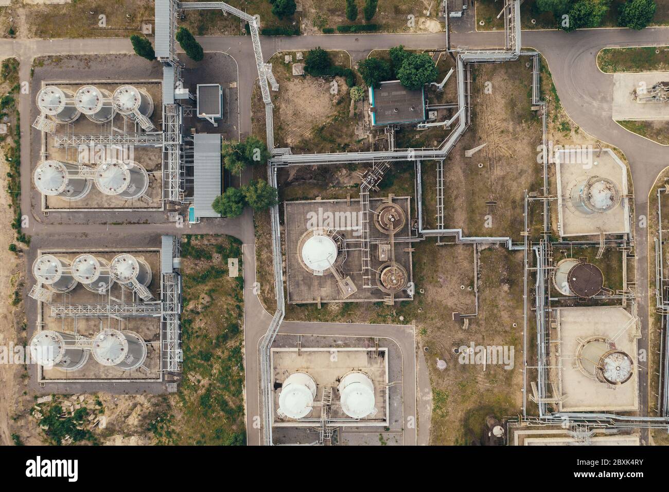 Chemische Tanks Lager in petrochemischen Industriefabrik, Luftaufnahme von oben von Drohne. Stockfoto