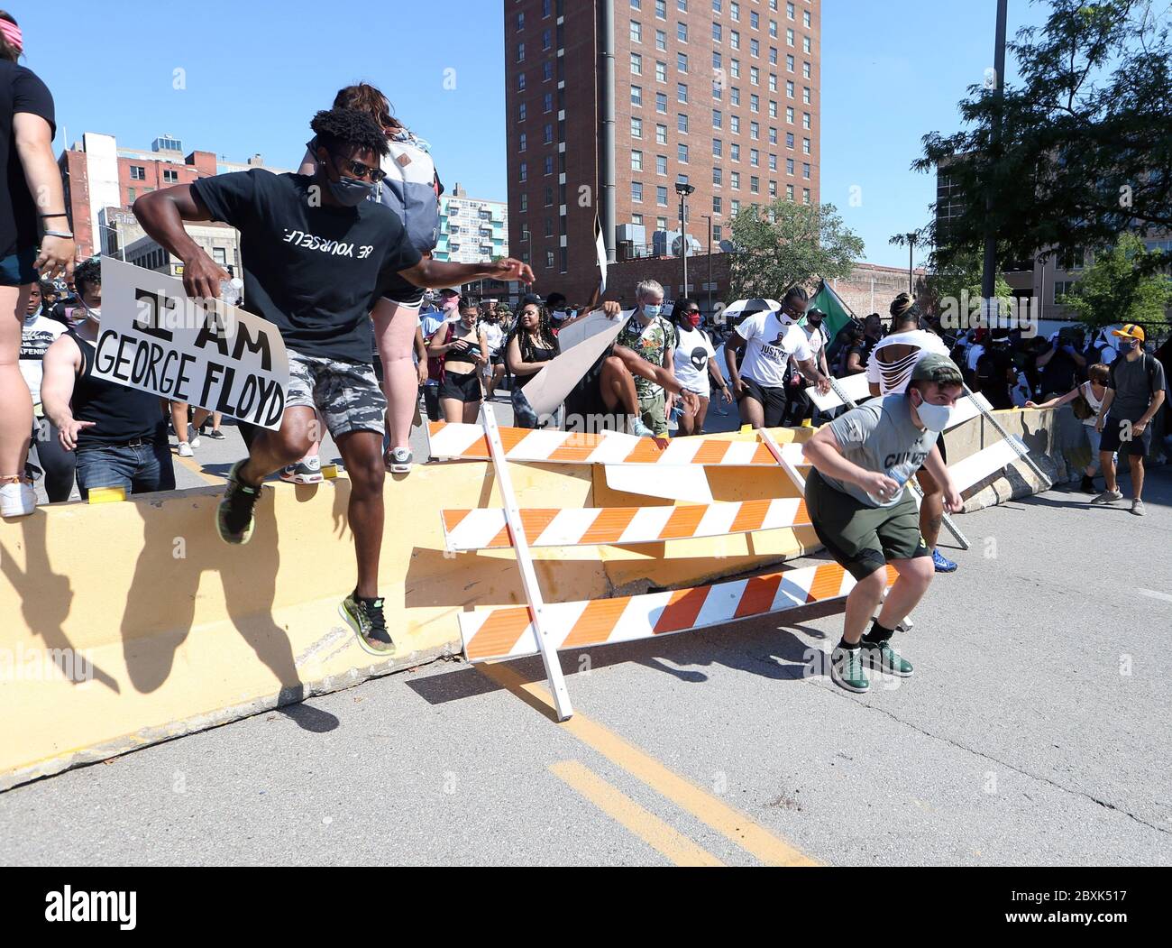 St. Louis, Usa. Juni 2020. Demonstranten springen über Barrieren auf der Straße, um am Sonntag, den 7. Juni 2020, das Polizeihauptquartier von St. Louis zu erreichen. Etwa 2000 Demonstranten, die mit dem "Protest gegen Polizeimord" mehrere Straßen entlang gingen, um sich im Polizeihauptquartier zu Reden und gegen Rassismus und Polizeigewalt zu protestieren. Foto von Bill Greenblatt/UPI. Quelle: UPI/Alamy Live News Stockfoto