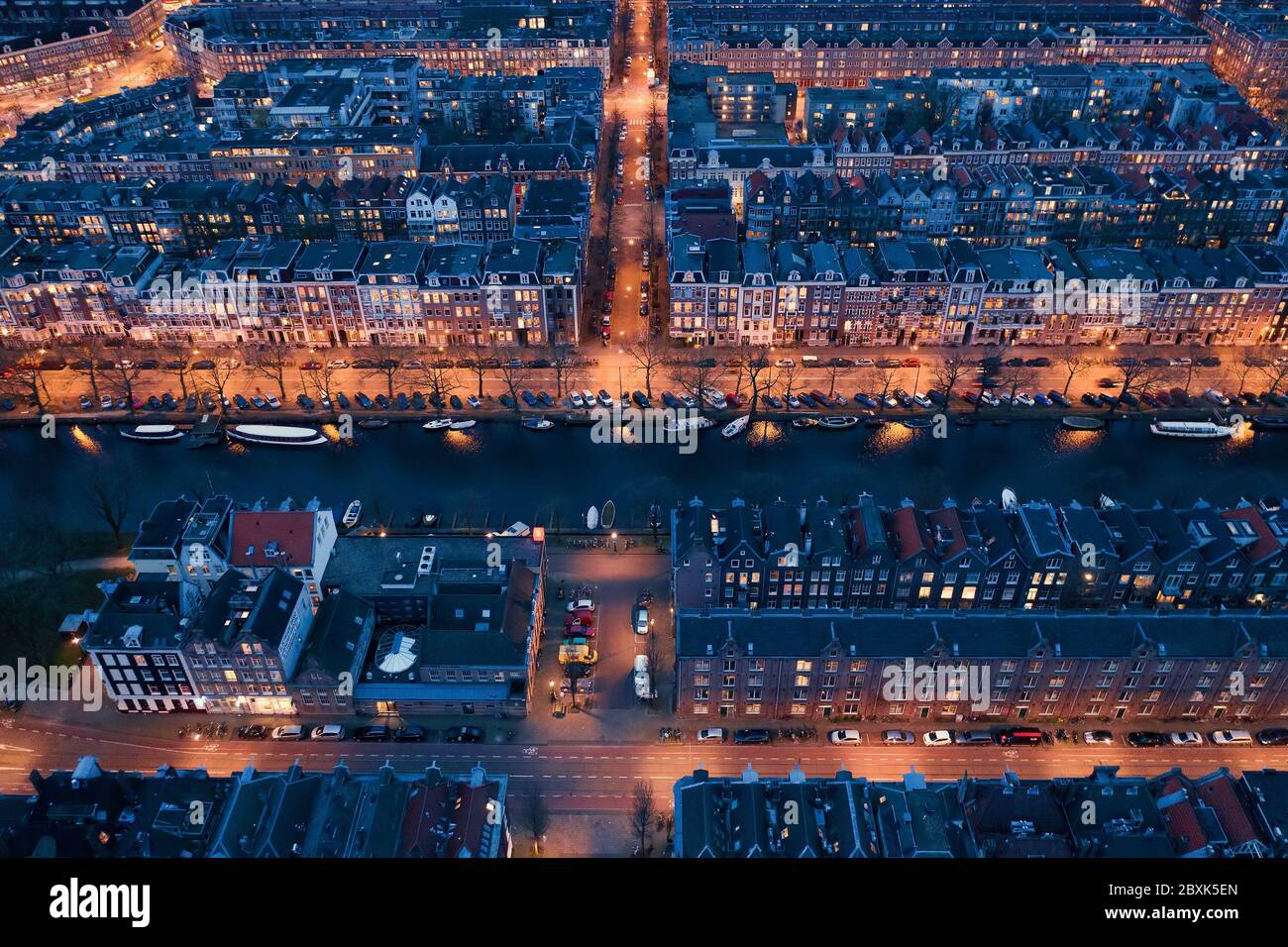 Schöner Abend Amsterdam Luftaufnahme von oben mit engen Kanälen und alten berühmten Tanzhäusern Architektur. Stockfoto
