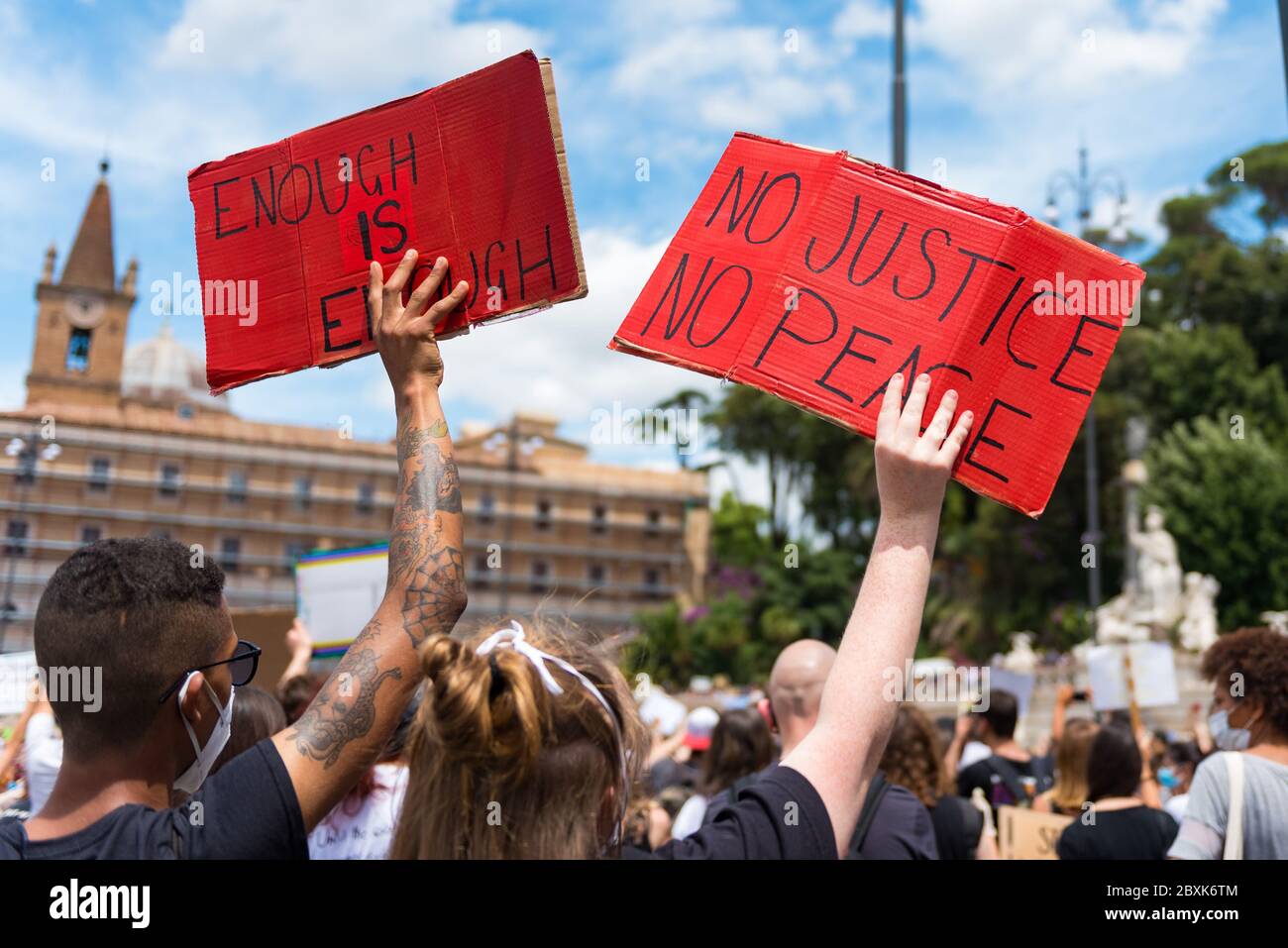 Rom, Italien. Juni 2020. 7. Juni 2020 - 'I can't Breathe' die antirassistische Demonstration auf der Piazza del Popolo nach George Floyds Tod in den USA. Dreitausend Menschen besuchten die Sitzbeenstszeit in 'Black Lives Matters' in Rom. (Foto: Claudia Rolando/Pacific Press/Sipa USA) Quelle: SIPA USA/Alamy Live News Stockfoto