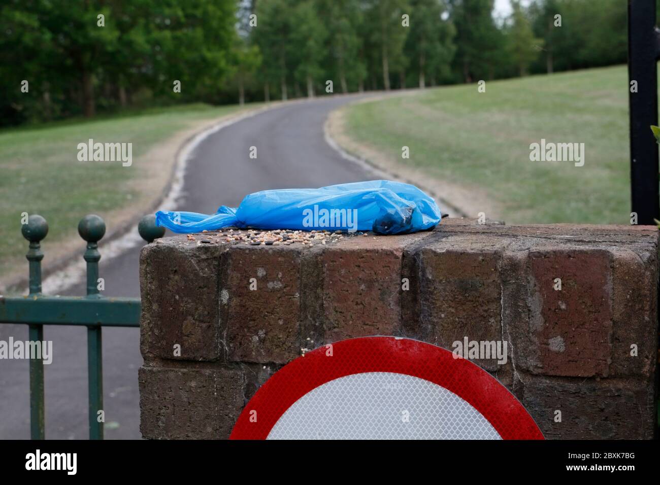 Tüte Hundeabfälle am Eingang zum öffentlichen Bereich Stockfoto