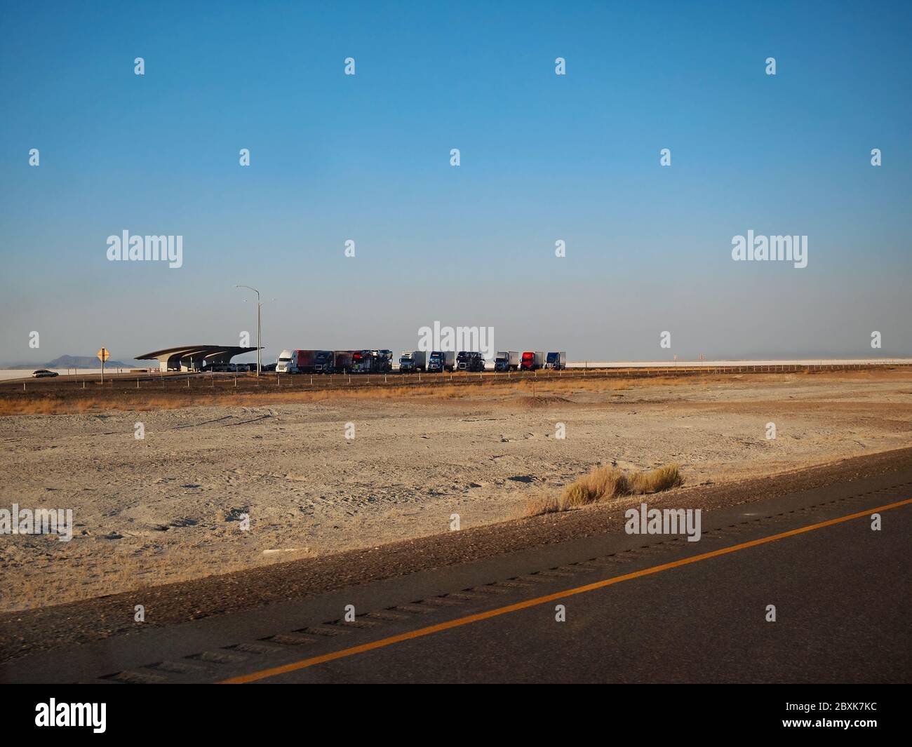 WENDOVER, UTAH - 23. JULI 2018: Eine lange Reihe Sattelschlepper parkte an einem Rastplatz in den Bonneville Salt Flats im Westen Utahs. Stockfoto