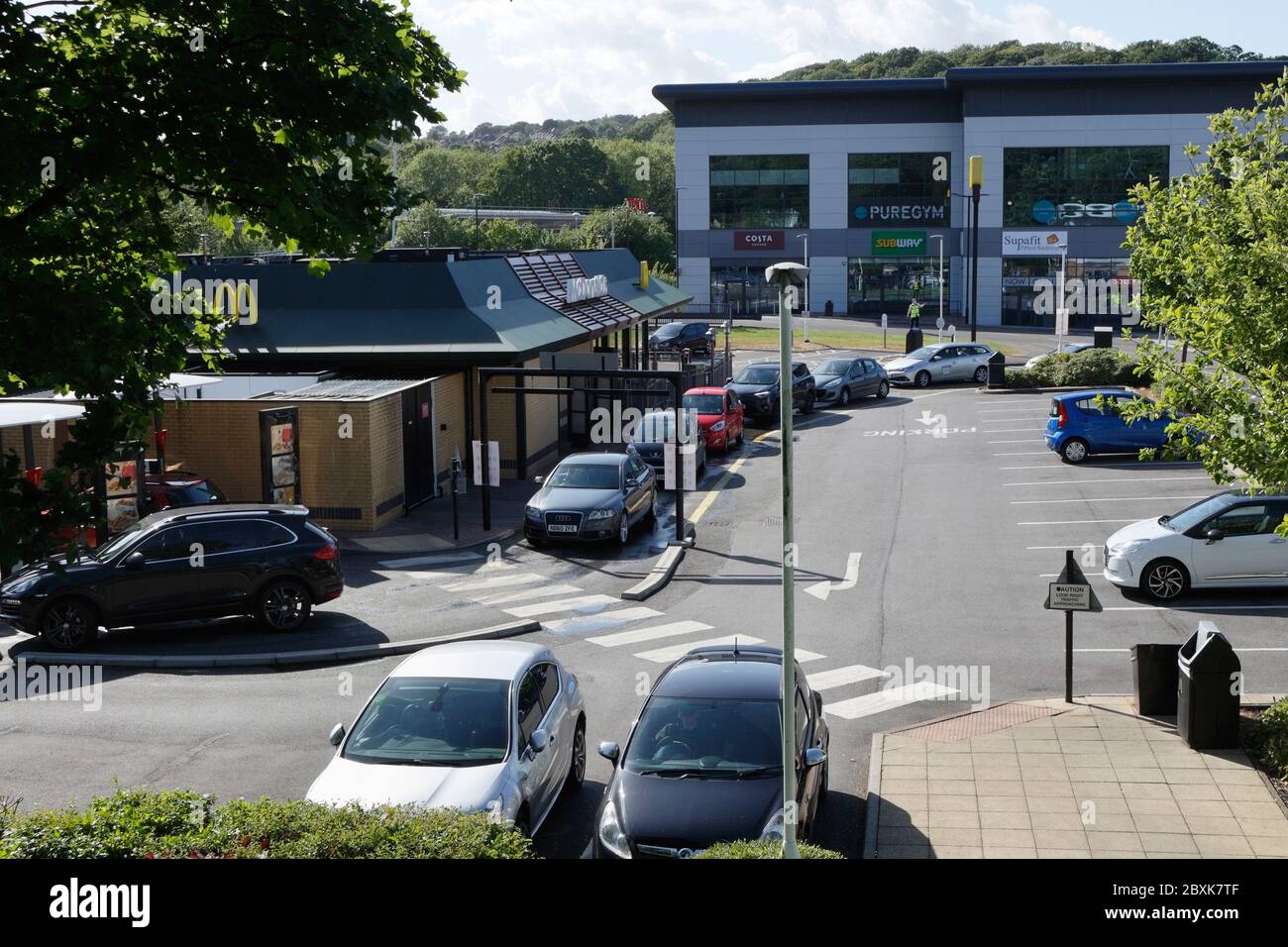 Autos stehen in der Schlange, warten auf McDonalds, fahren durch den Service, nach dem Schloss. Archer Rd Sheffield UK Stockfoto