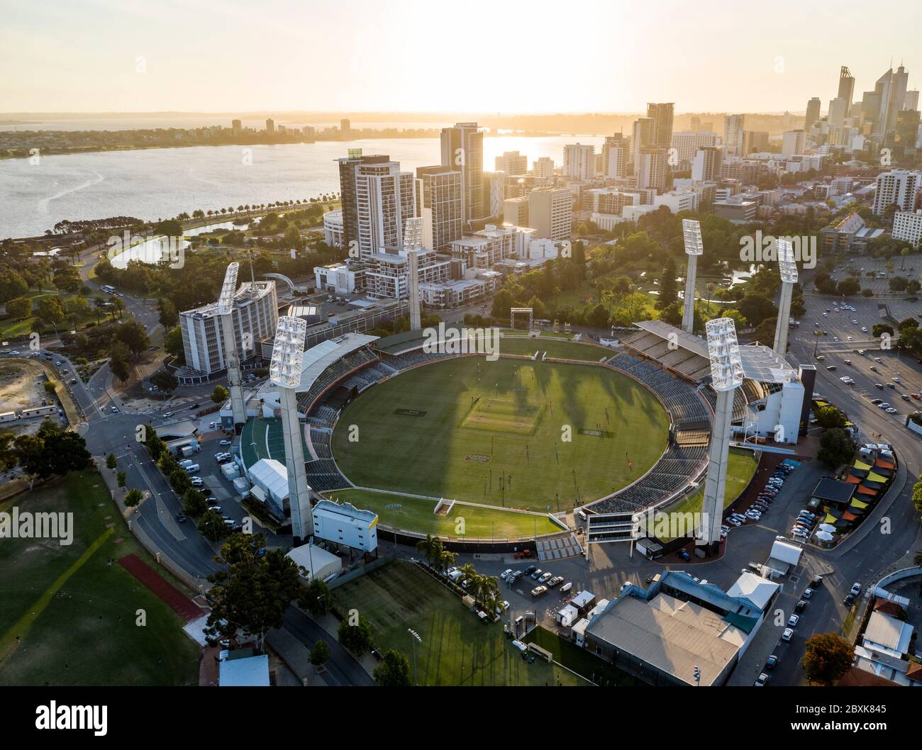 Perth Australien 5. November 2019: Luftaufnahme des WACA Stadions und des Swan Flusses bei Sonnenuntergang in Perth, Westaustralien Stockfoto
