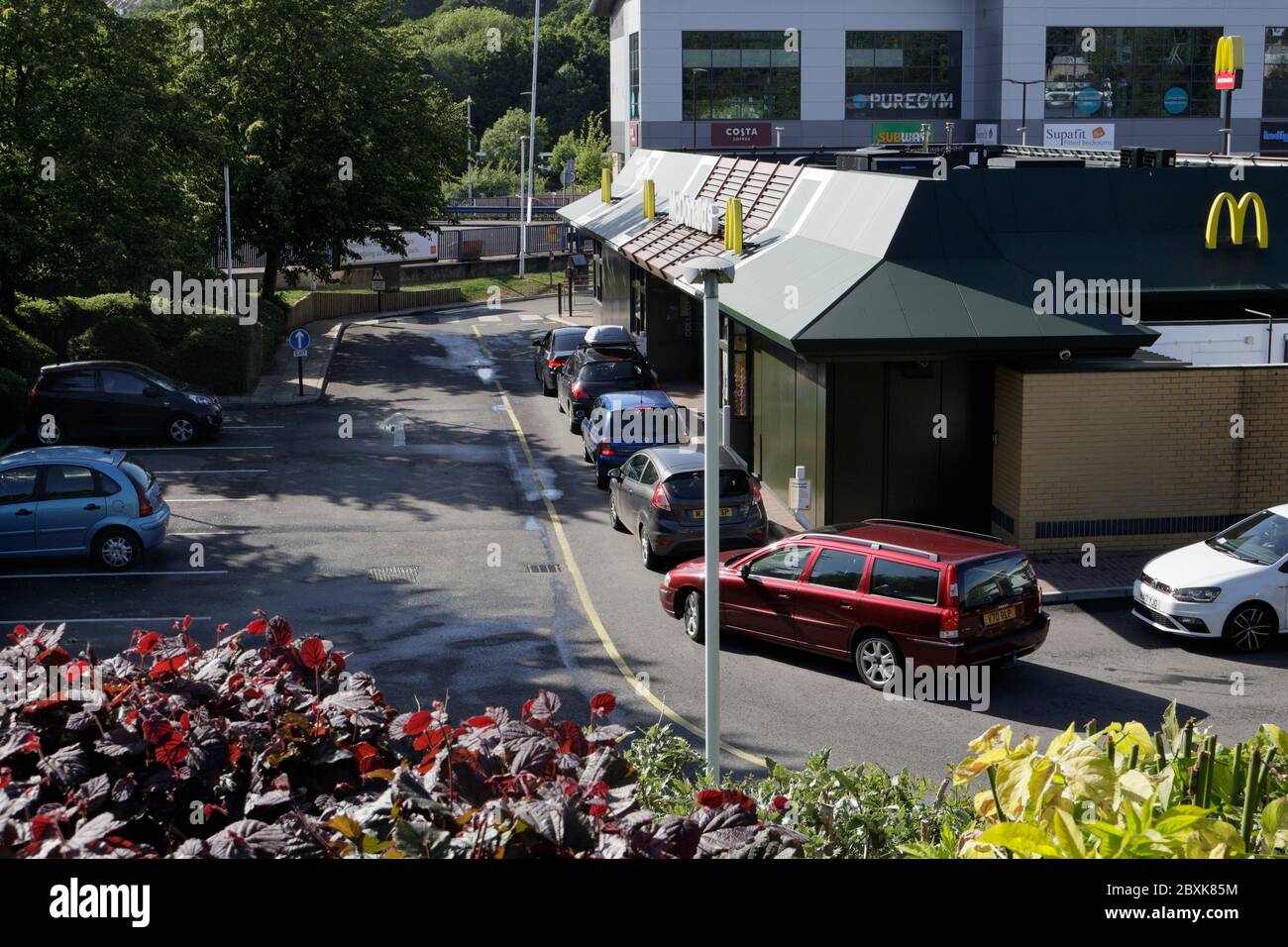 Autos stehen in der Schlange, warten auf McDonalds, fahren durch den Service, nach dem Schloss. Archer Rd Sheffield UK Stockfoto