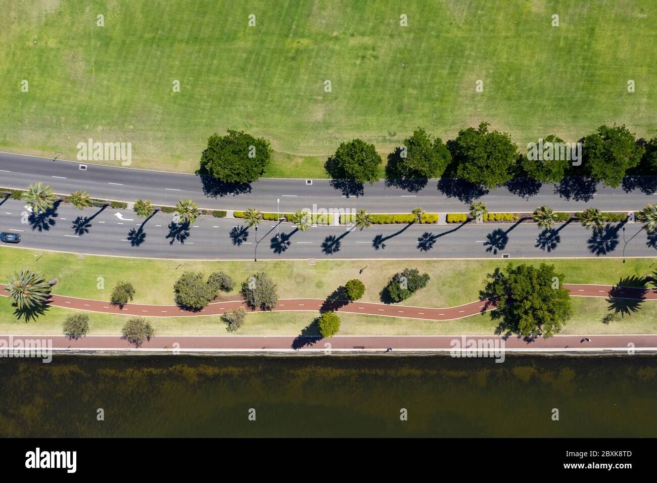 Blick von oben auf den Riverside Drive und den Swan River in Perth, Western Australia Stockfoto