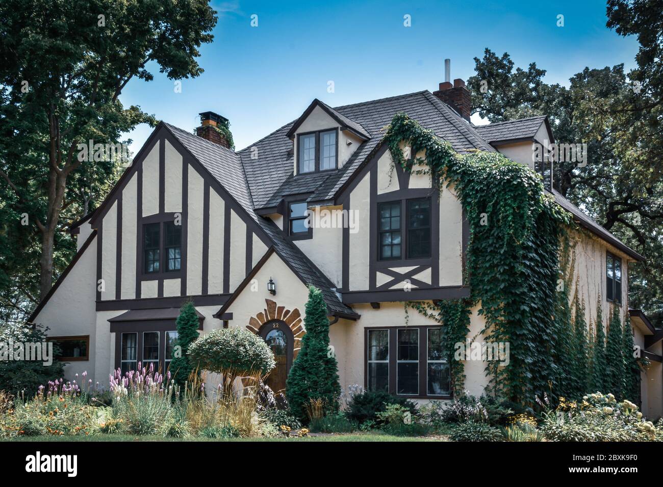 Ein tudoreskes Haus mit Halbedelementen und einem beeindruckenden Garten bezaubert ruhig in der Kleinstadt Amerika im Mittleren Westen, in St. Cloud, MN, USA Stockfoto