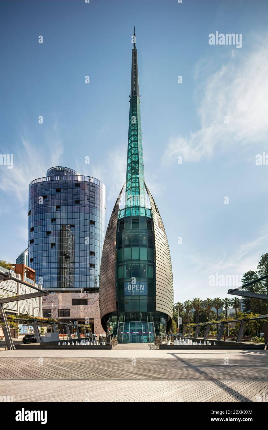 Perth Australien 5. November 2019: Der Glockenturm, auch bekannt als der Swan Bell Tower, ist ein futuristischer Kupfer- und Glas-campanile in Perth Australien Stockfoto