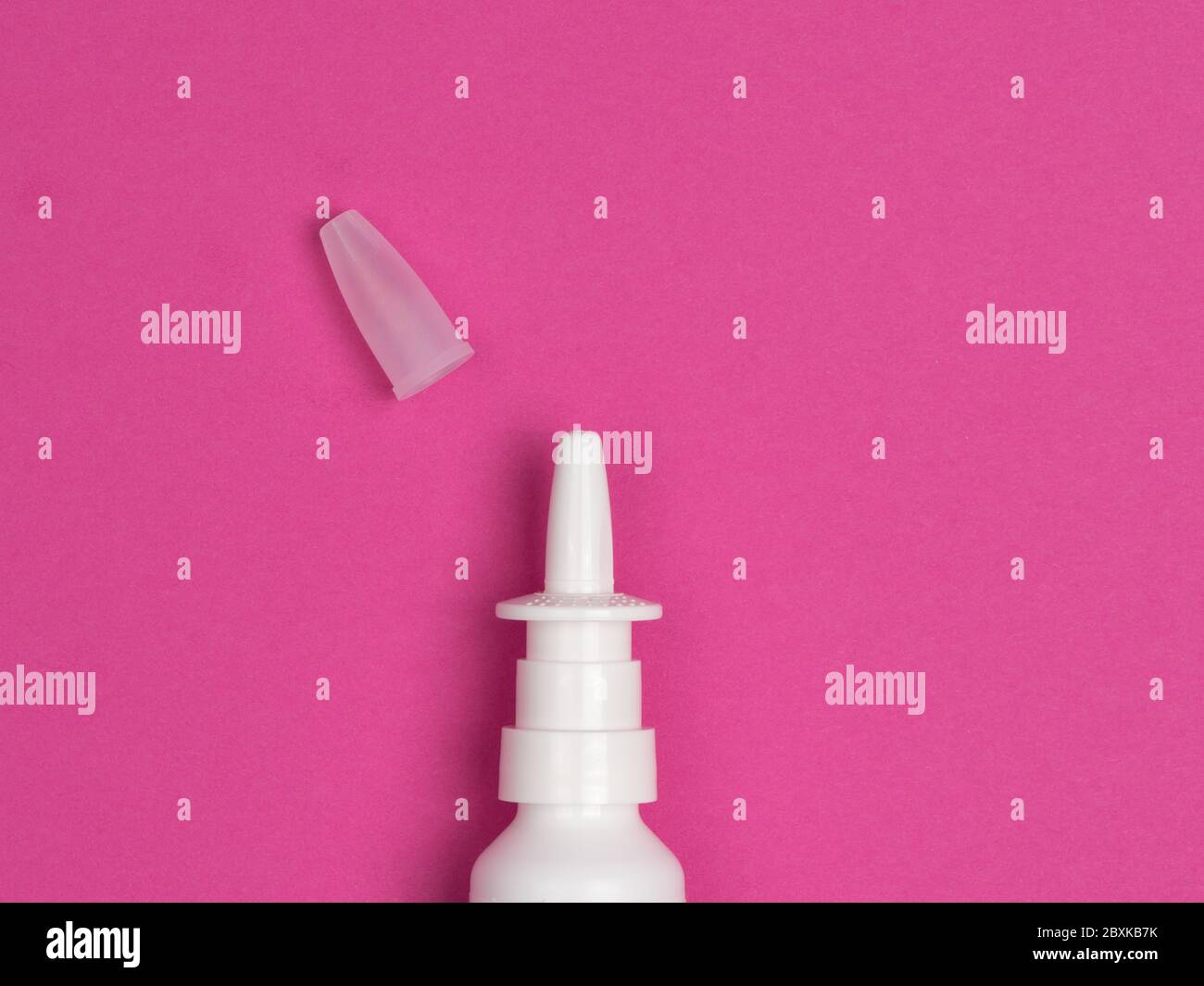 Nasenspray auf einem rosa Hintergrund. Stockfoto