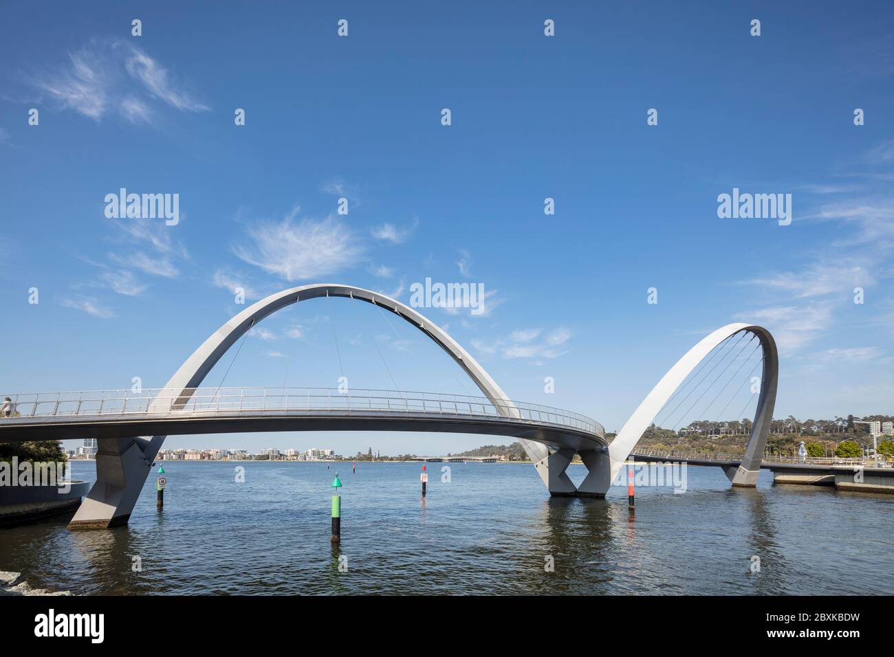 Perth Australien 5. November 2019: Die ikonische gebogene Fußgängerbrücke am Elizabeth Quay in Perth, Westaustralien Stockfoto