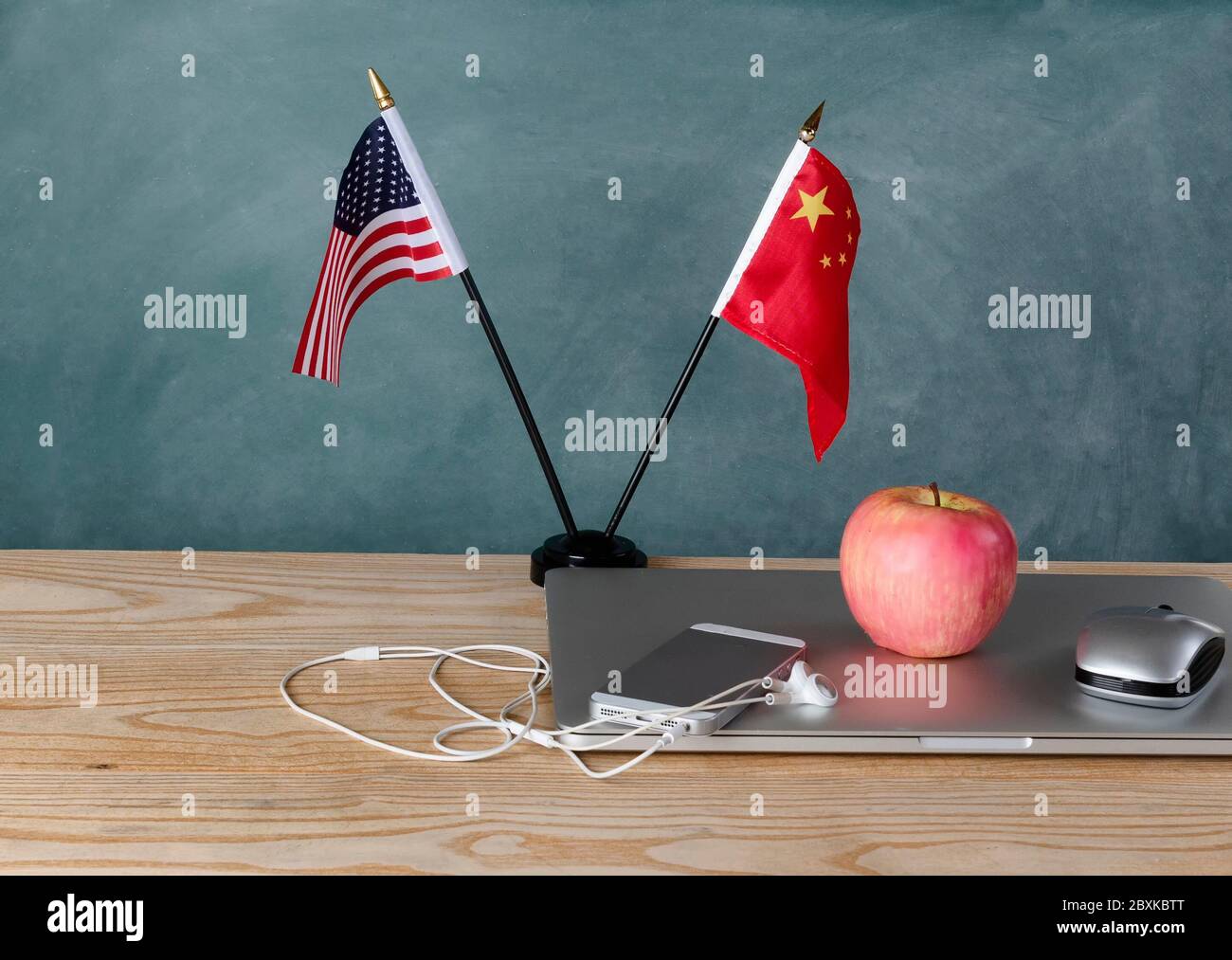 Nationale Flaggen, die China und die Vereinigten Staaten von Amerika auf Klassenzimmer Schreibtisch für Handel Krieg Bildungskonzept. Stockfoto