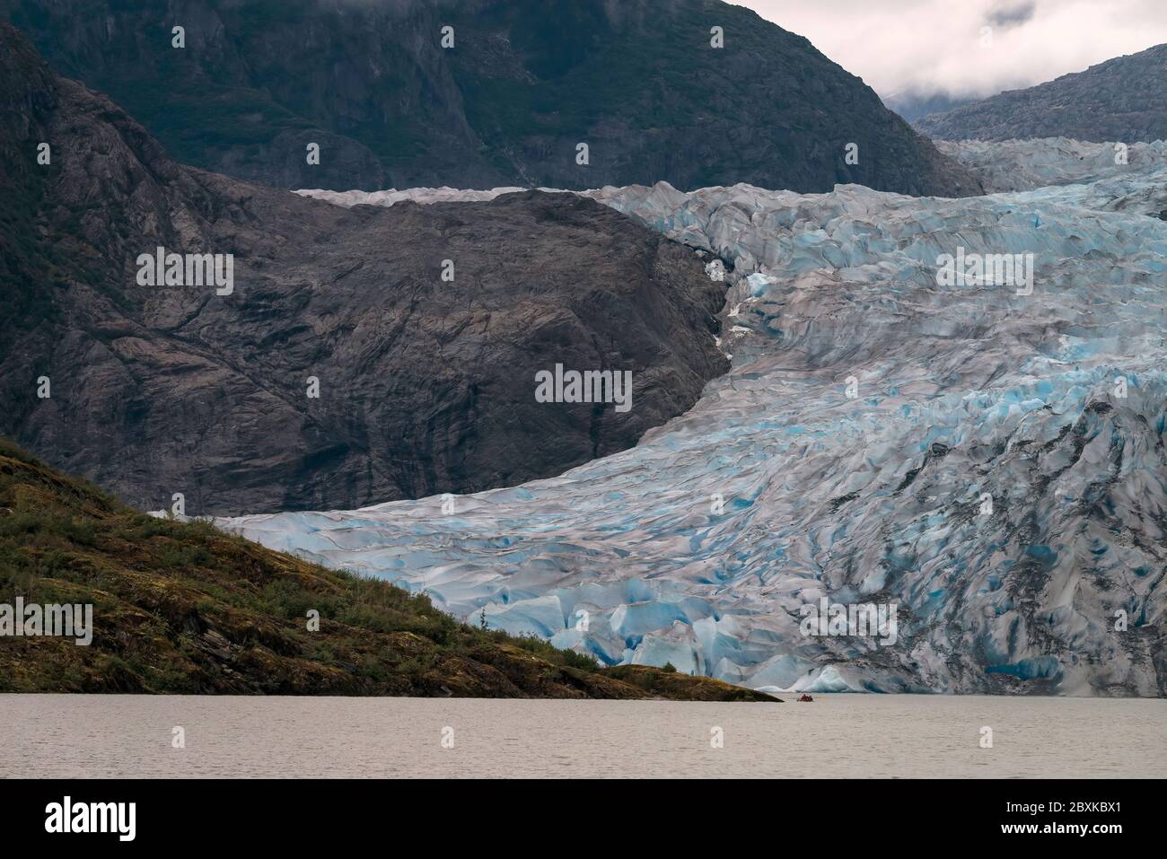 Detailbild Mendenhall Gletscher an einem regnerischen Tag in Juneau, Alaska mit den Mustern und blauem Eis Stockfoto