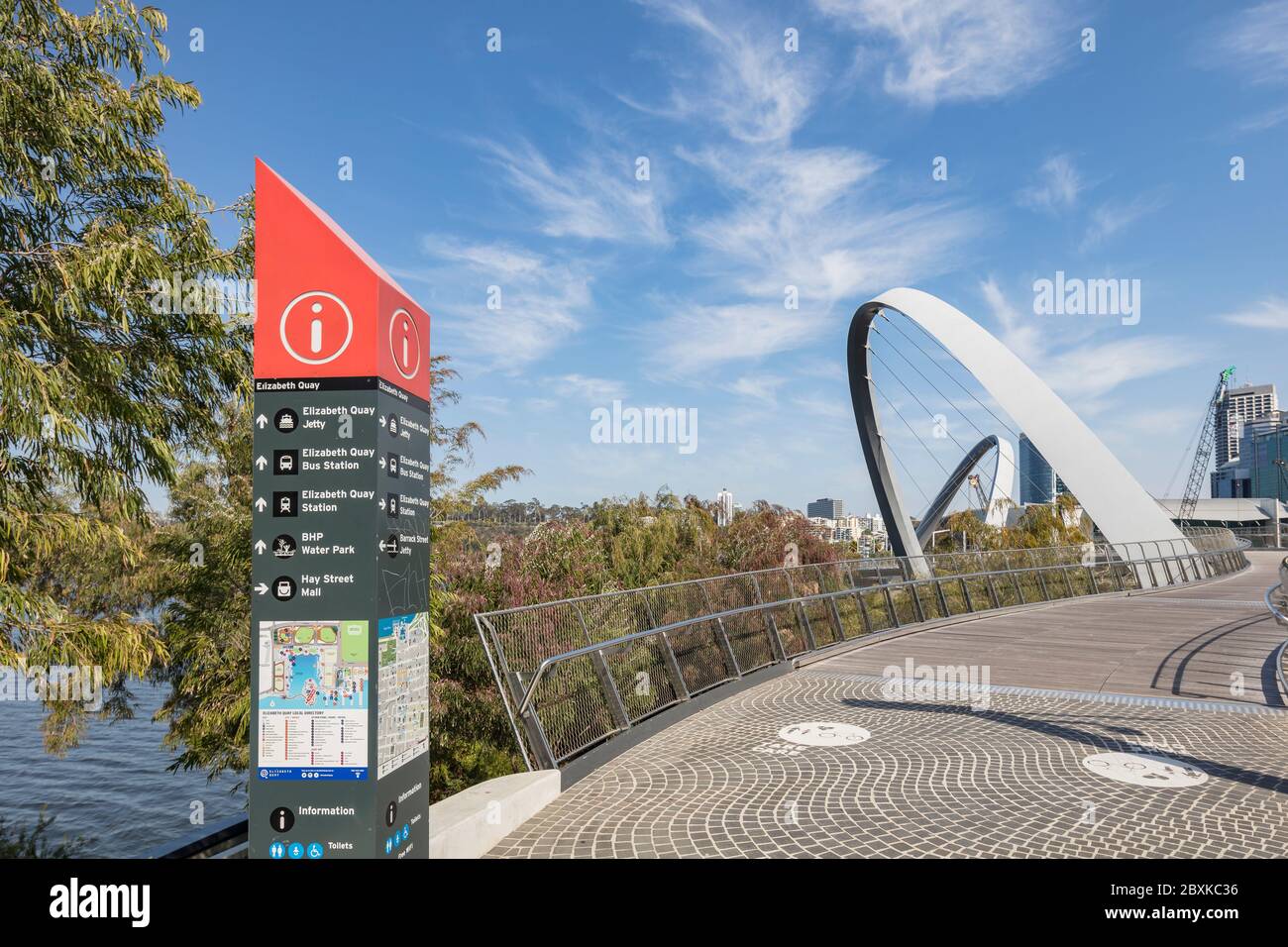 Perth Australien 5. November 2019: Informationsschild auf dem Gehweg zur Fußgängerbrücke am Elizabeth Quay in Perth, Western Australia Stockfoto