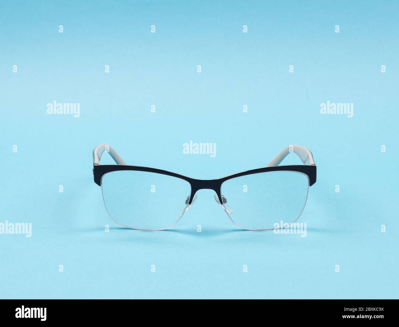 Brille für die Sehkorrektur auf blauem Hintergrund. Stockfoto