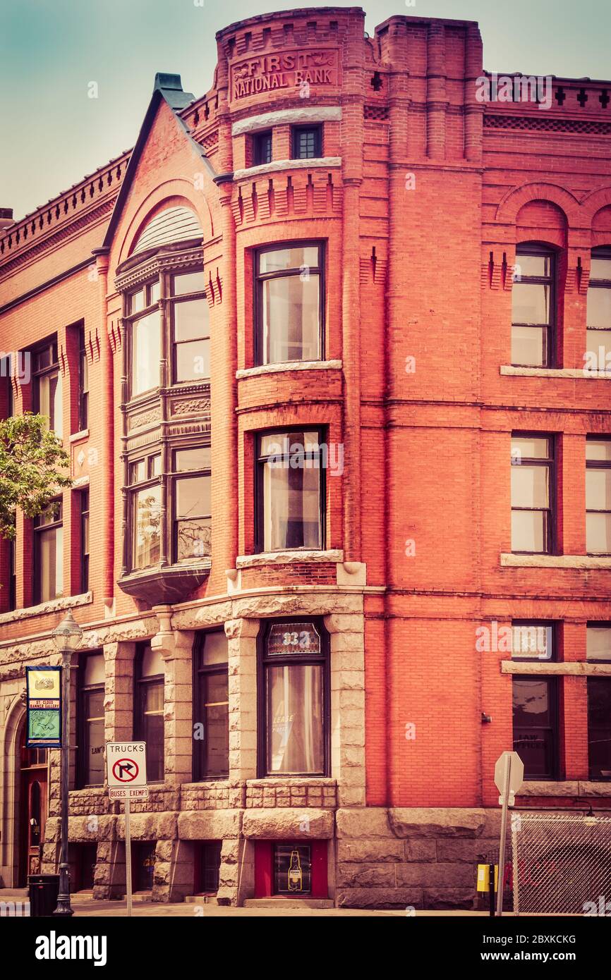 First National Bank, erbaut 1889, ein wunderschönes Queen Anne Gebäude aus rotem Backstein und Granit, restauriert in ursprünglichem Glanz in der Innenstadt von St. Cloud, MN Stockfoto