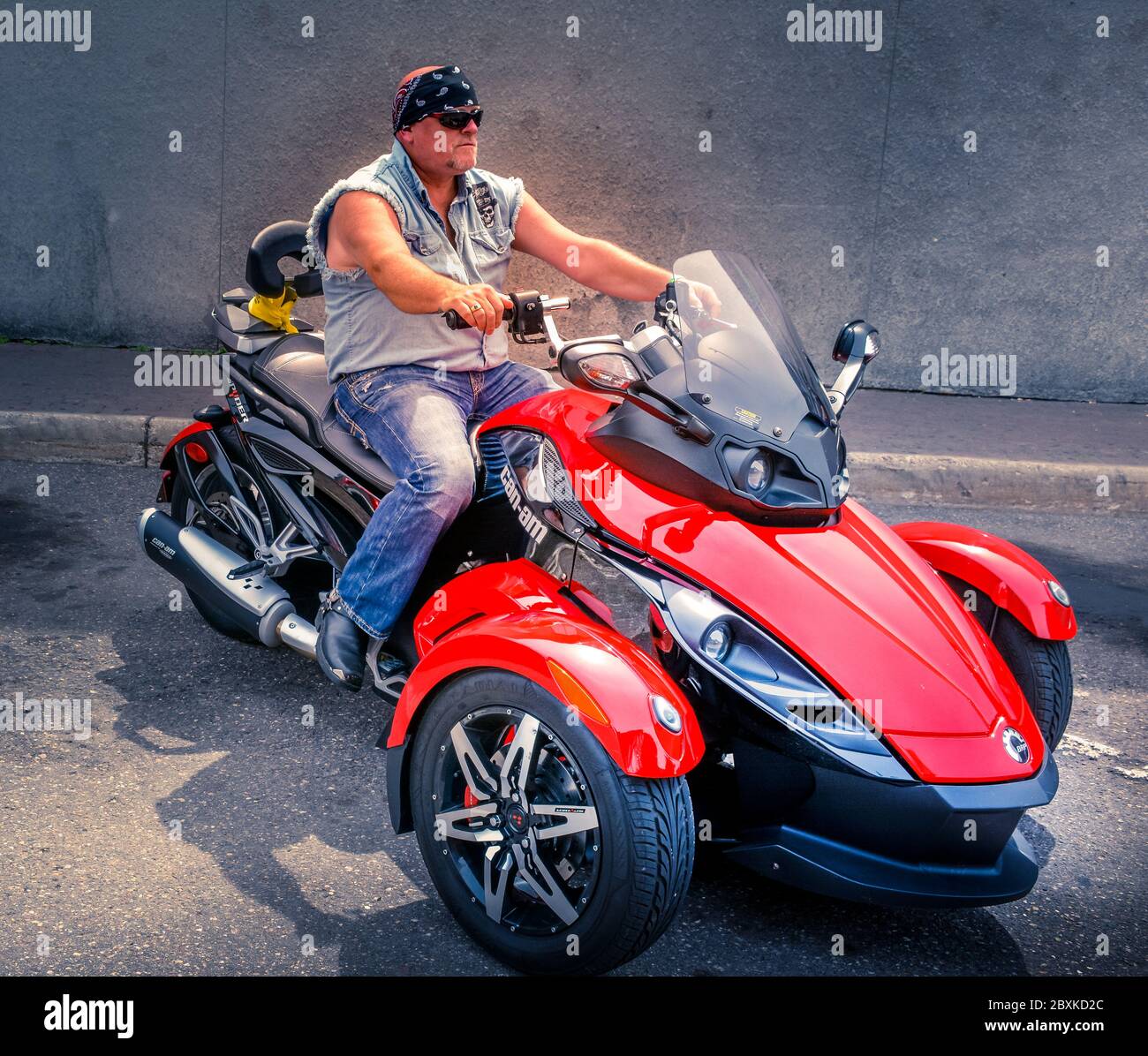 Ein weißer Biker auf drei Rädern, mit einem Bandana auf einem BRP Can-am Spyder Trike, in St. Cloud, MN, USA Stockfoto