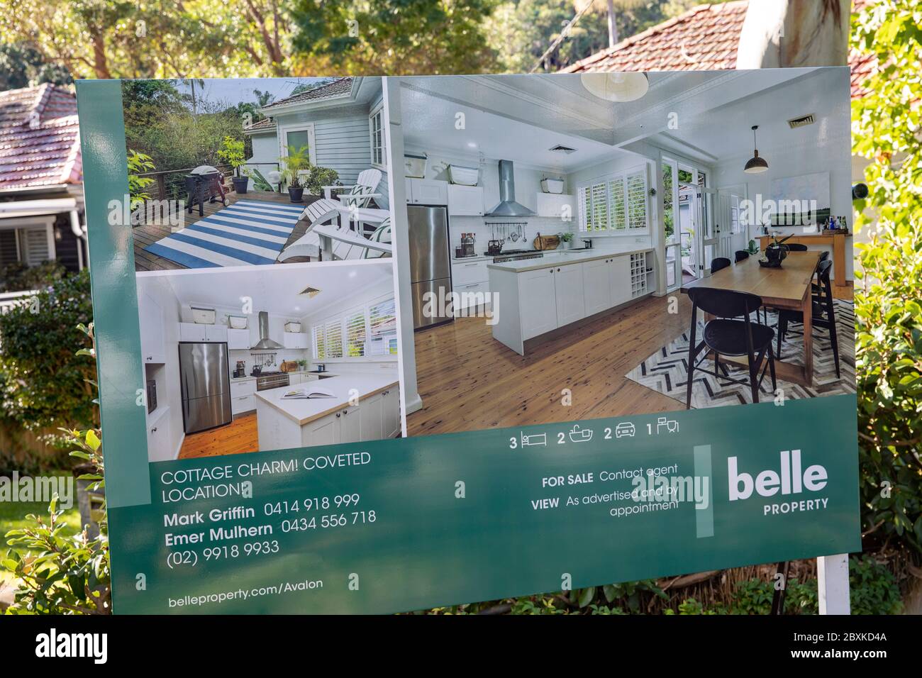 Traditionelles australisches Ferienhaus zum Verkauf in Avalon Beach Sydney wird von der Belle Property Immobilienagentur, Australien, verkauft Stockfoto