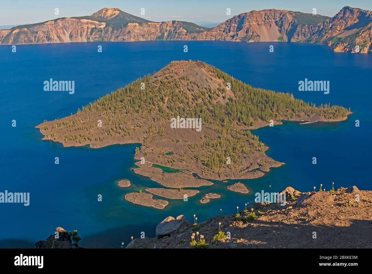 Abendschatten, die sich über den Crater Lake im Crater Lake National Park in Oregon bewegen Stockfoto