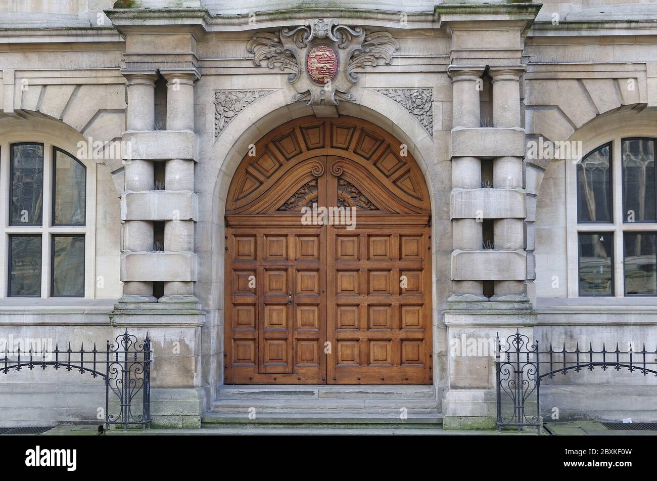 Eingangstor zum Oriel College Oxford mit dem College Wappen das Tor befindet sich im Cecil Rhodes Turm mit seiner Statue darüber Stockfoto