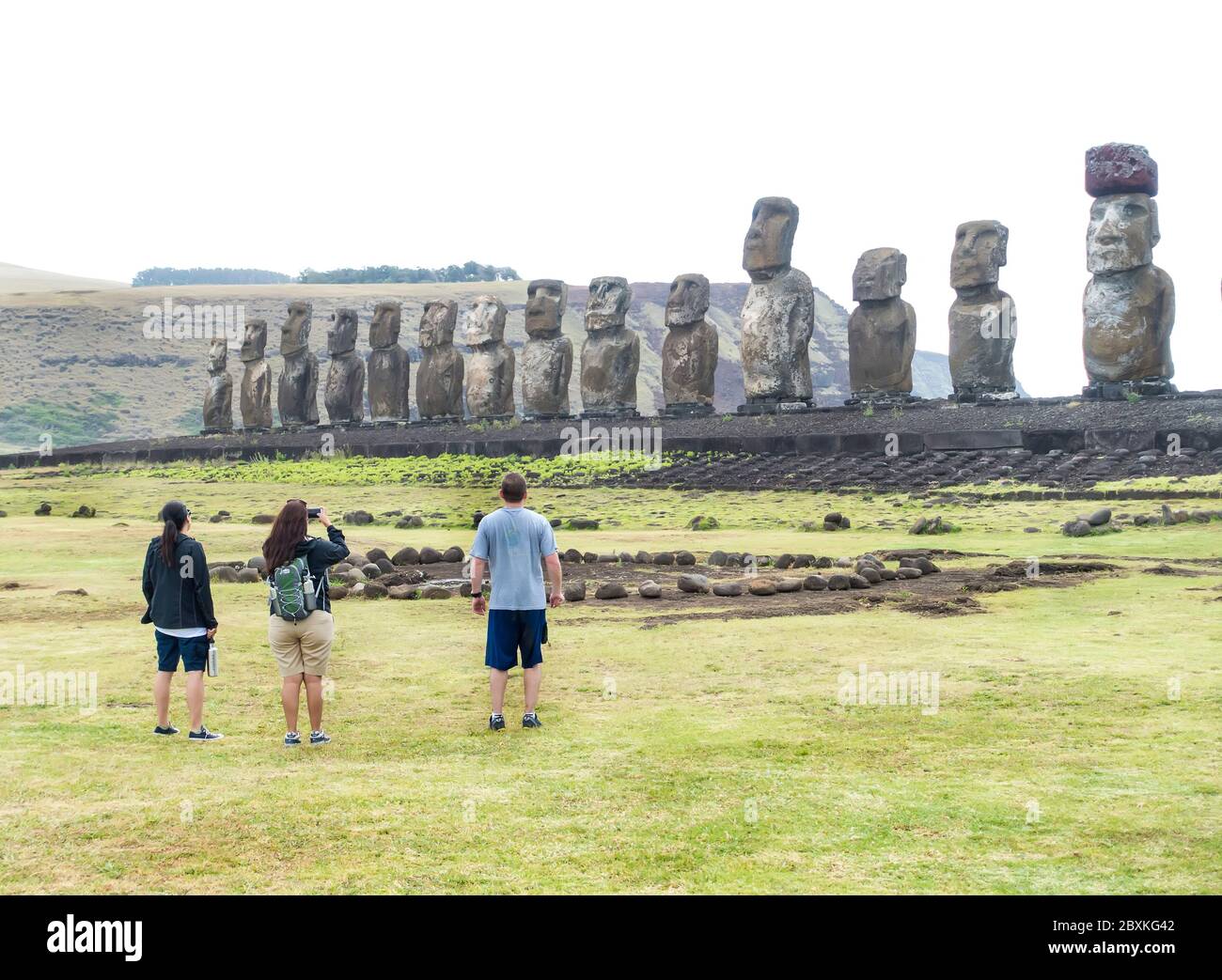 Touristen fotografieren Moai auf Ahu Tangeriki, Osterinsel, Chile Stockfoto