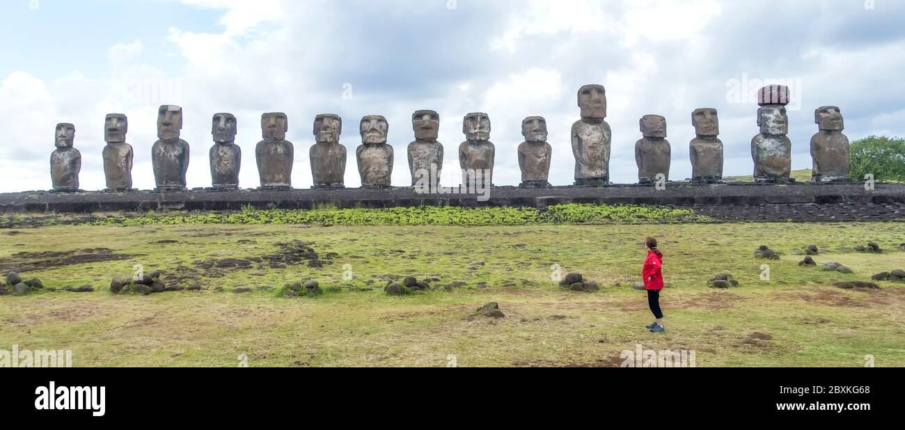 Frau schaut sich Moai an bei Ahu Tangeriki, Osterinsel, Chile Stockfoto