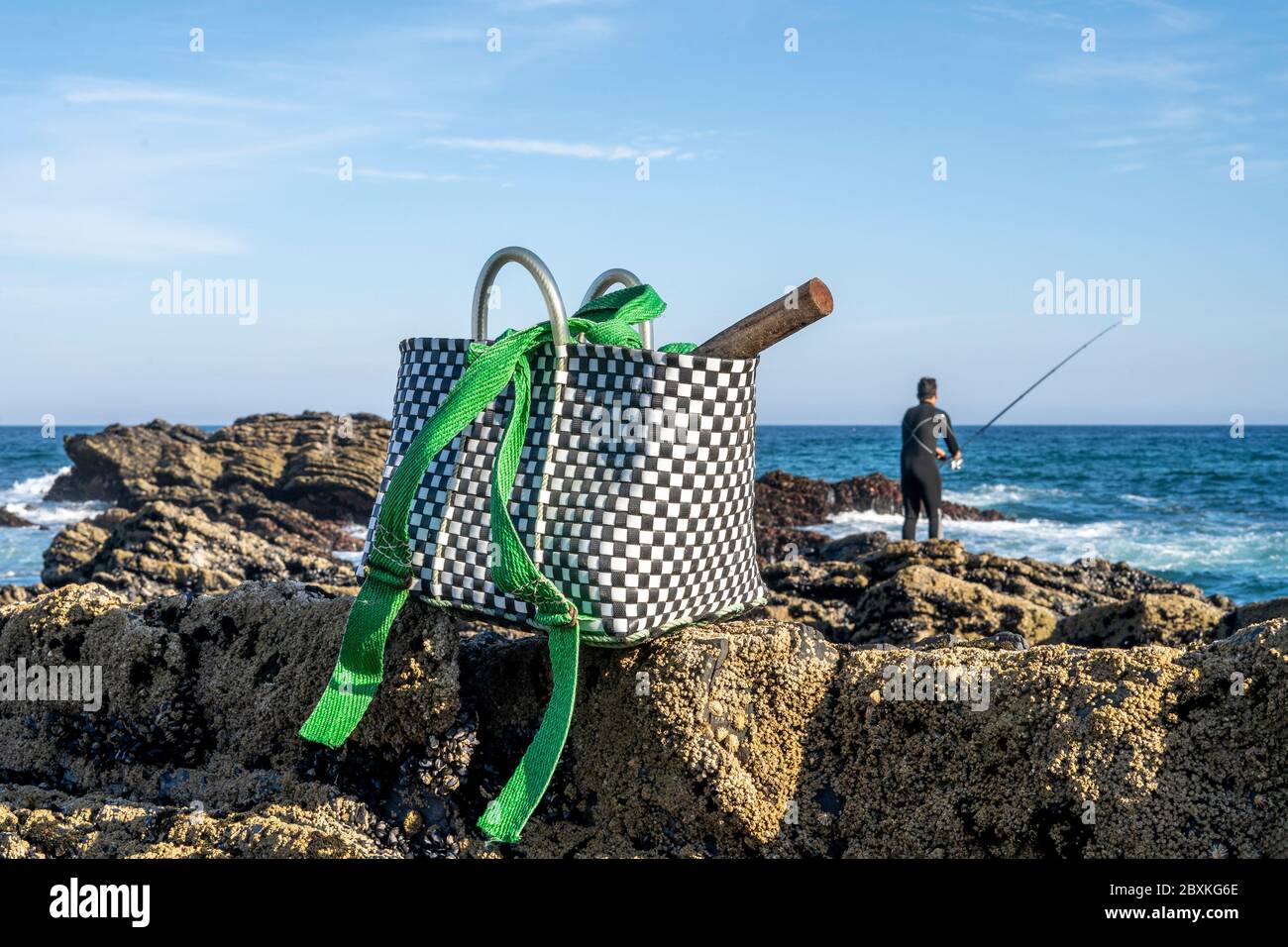 Traditioneller handgefertigter Fischerkorb aus Portugal mit Fischfang hinter dem Hotel Stockfoto