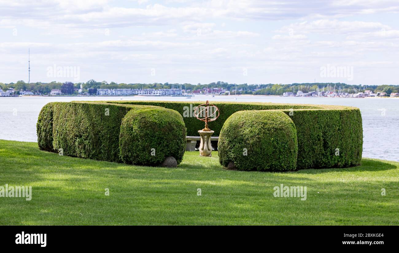 Sonnenuhr in einem runden Holzkreis in Dering Harbour, NY Stockfoto