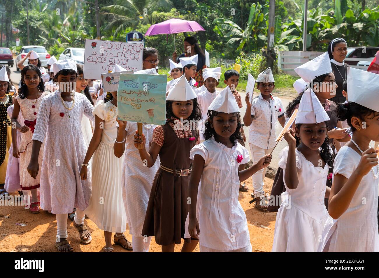 Studenten feiern Kindertag bei einer Parade in Kerala, Indien Stockfoto