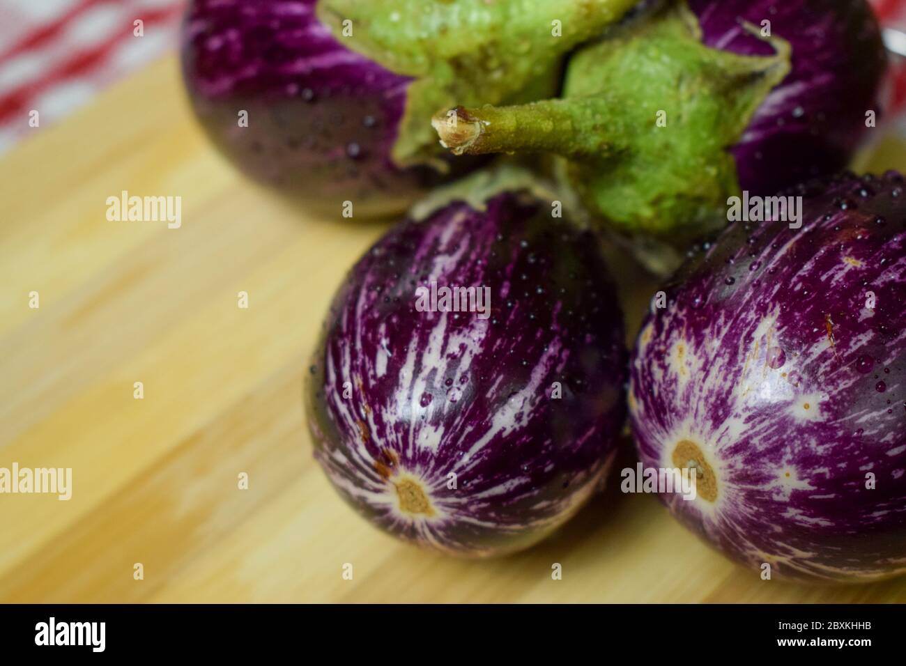 Brinjals, Aubergine oder Aubergine, auf Holzhintergrund Stockfoto