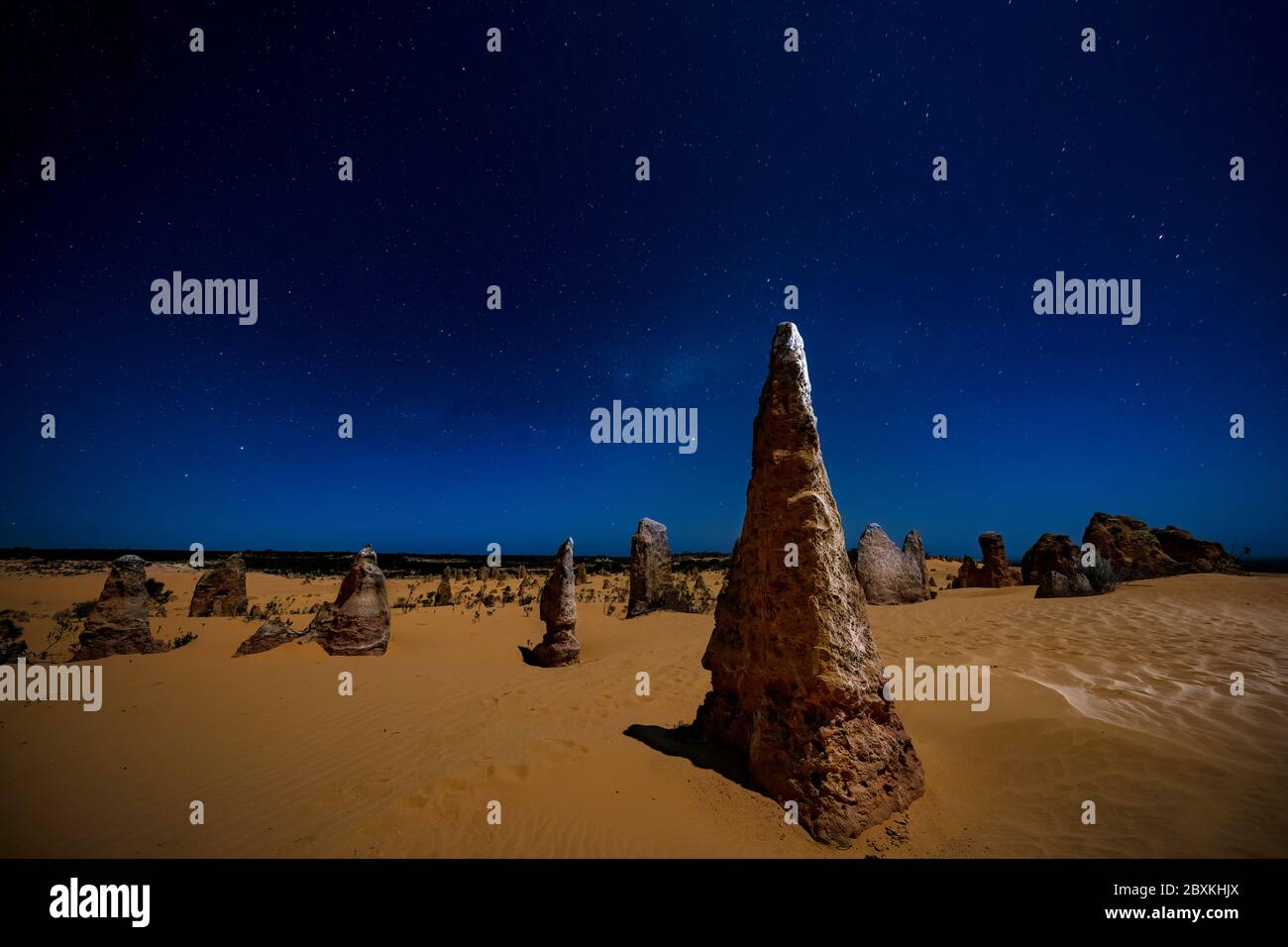 Ein Kalkstein-Stapel in der Pinnacles Wüste im Nambung Nationalpark Western Australia, der in der Nacht hell gemalt wurde Stockfoto