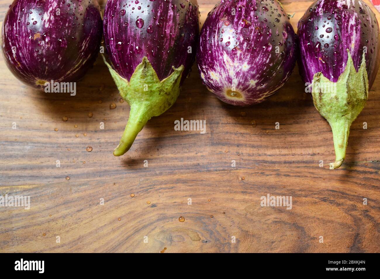 Brinjals, Aubergine oder Aubergine, auf Holzhintergrund Stockfoto