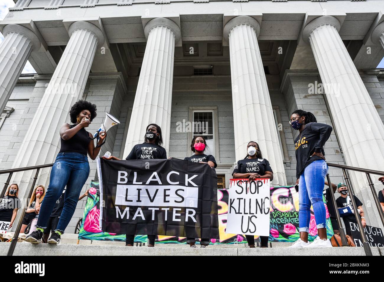 Protest gegen die Ermordung von Menschen mit Farbe durch die Polizei in den USA (Black Lives Matter), im Vermont State House und in den umliegenden Straßen, Montpelier, VT, USA. Stockfoto