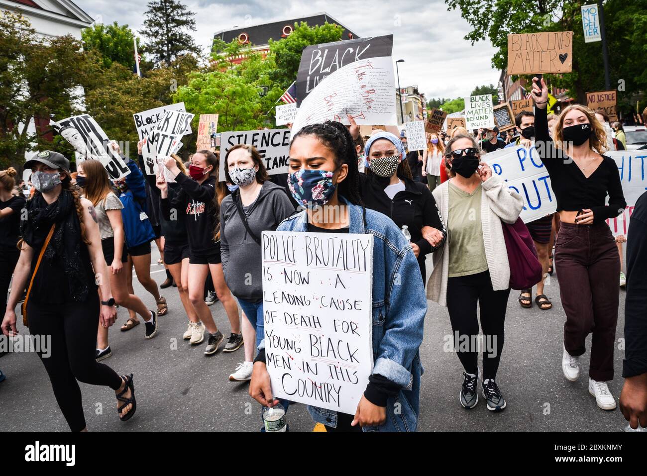 Protest gegen die Ermordung von Menschen mit Farbe durch die Polizei in den USA (Black Lives Matter), im Vermont State House und in den umliegenden Straßen, Montpelier, VT, USA. Stockfoto