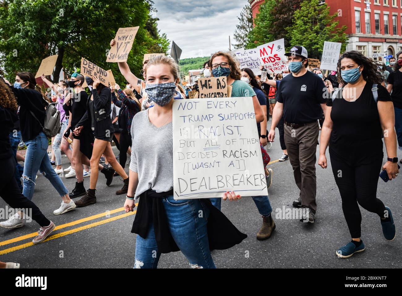 Protest gegen die Ermordung von Menschen mit Farbe durch die Polizei in den USA (Black Lives Matter), im Vermont State House und in den umliegenden Straßen, Montpelier, VT, USA. Stockfoto