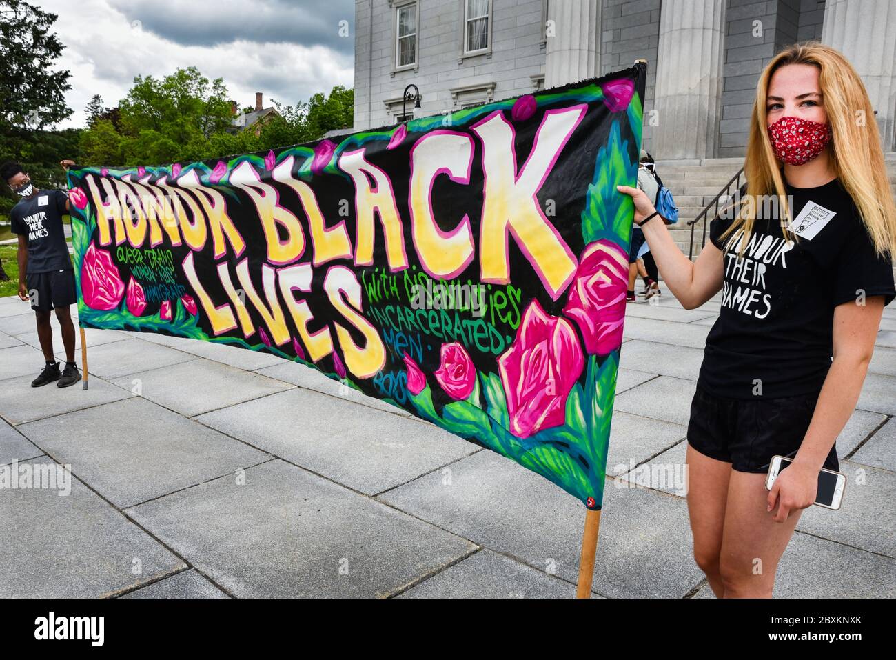 Protest gegen die Ermordung von Menschen mit Farbe durch die Polizei in den USA (Black Lives Matter), im Vermont State House und in den umliegenden Straßen, Montpelier, VT, USA. Stockfoto