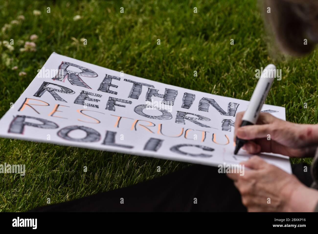 Protest gegen die Ermordung von Menschen mit Farbe durch die Polizei in den USA (Black Lives Matter), im Vermont State House und in den umliegenden Straßen, Montpelier, VT, USA. Stockfoto