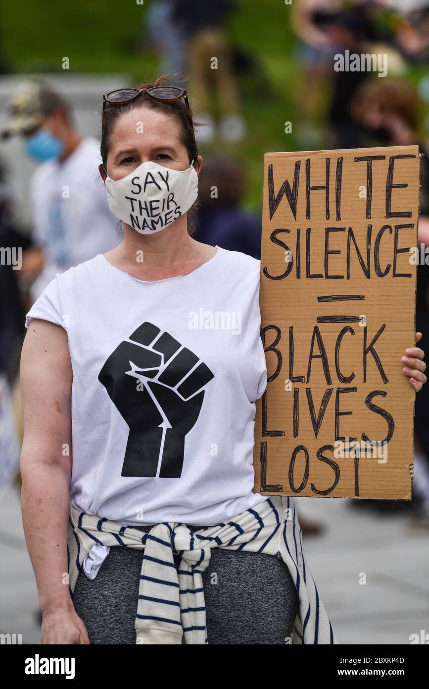 Protest gegen die Ermordung von Menschen mit Farbe durch die Polizei in den USA (Black Lives Matter), im Vermont State House und in den umliegenden Straßen, Montpelier, VT, USA. Stockfoto