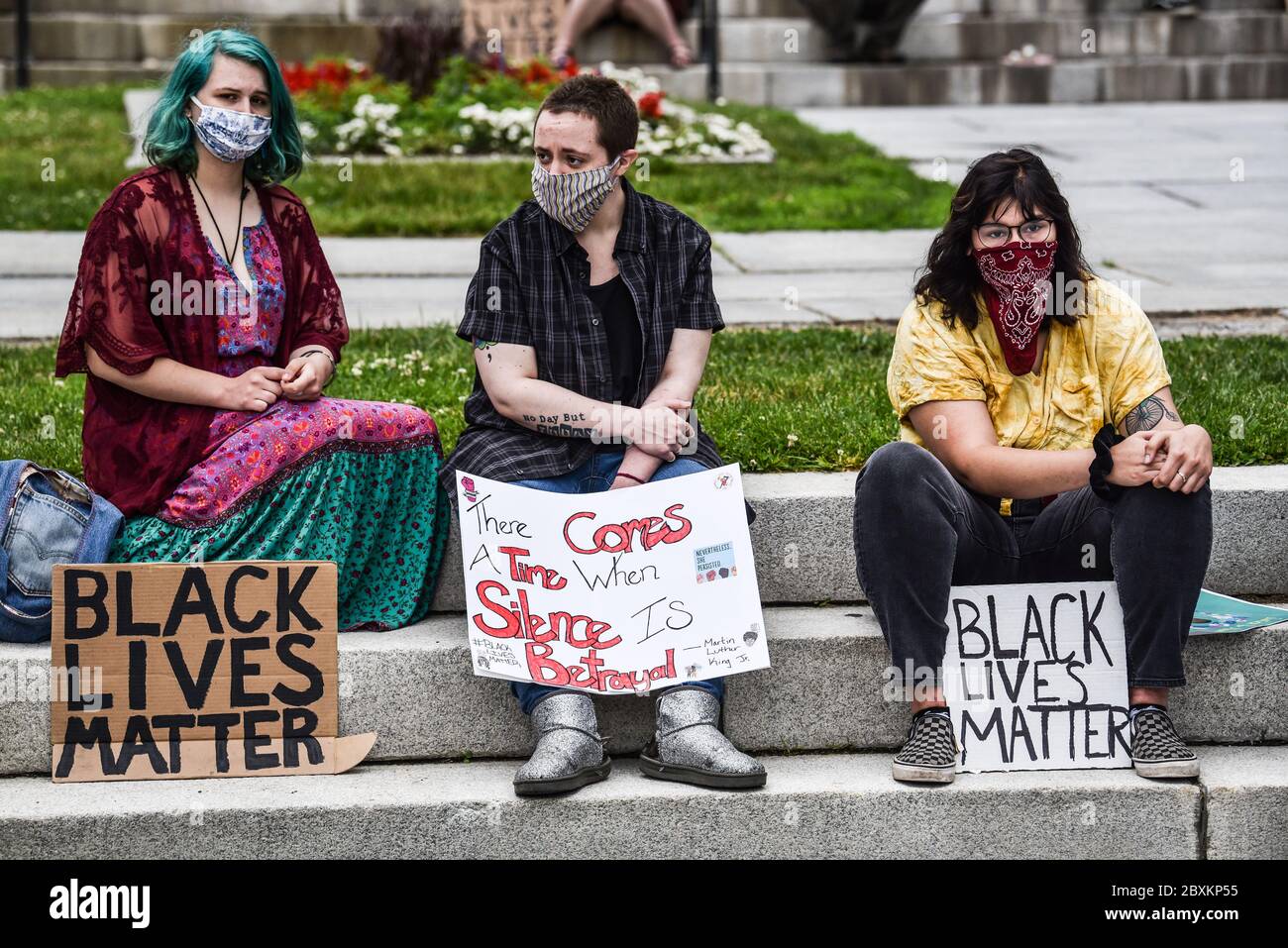 Protest gegen die Ermordung von Menschen mit Farbe durch die Polizei in den USA (Black Lives Matter), im Vermont State House und in den umliegenden Straßen, Montpelier, VT, USA. Stockfoto