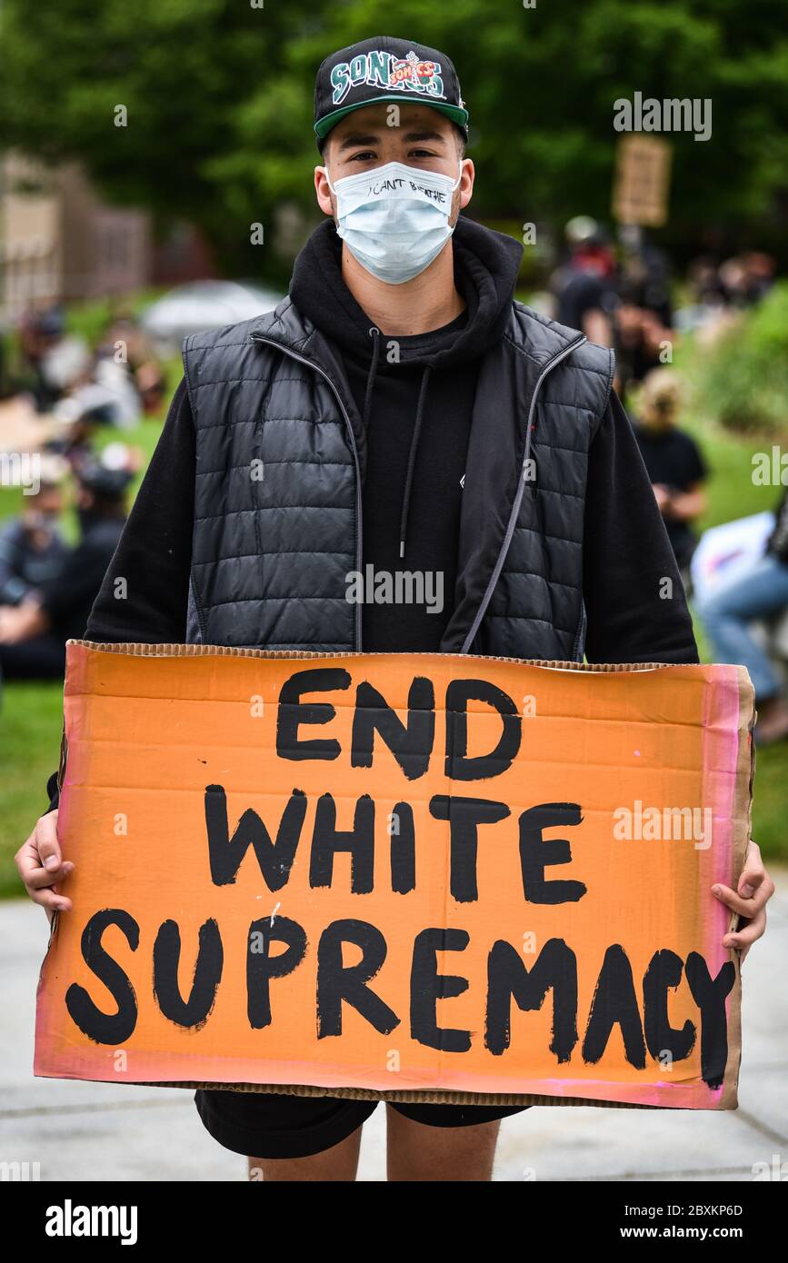 Protest gegen die Ermordung von Menschen mit Farbe durch die Polizei in den USA (Black Lives Matter), im Vermont State House und in den umliegenden Straßen, Montpelier, VT, USA. Stockfoto