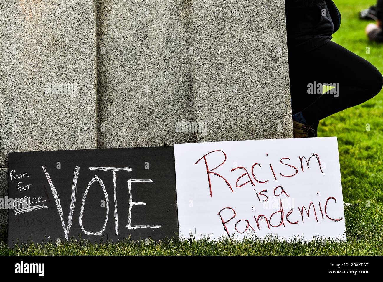 Protest gegen die Ermordung von Menschen mit Farbe durch die Polizei in den USA (Black Lives Matter), im Vermont State House und in den umliegenden Straßen, Montpelier, VT, USA. Stockfoto